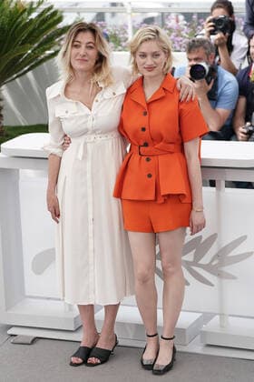 Valeria Bruni Tedeschi - Nadia Tereszkiewicz CELEBRITES : 75Ã me Festival de Cannes - Photocall du film Â« Les Amandiers Â» - 23 05 2022 NorbertScanella Panoramic 