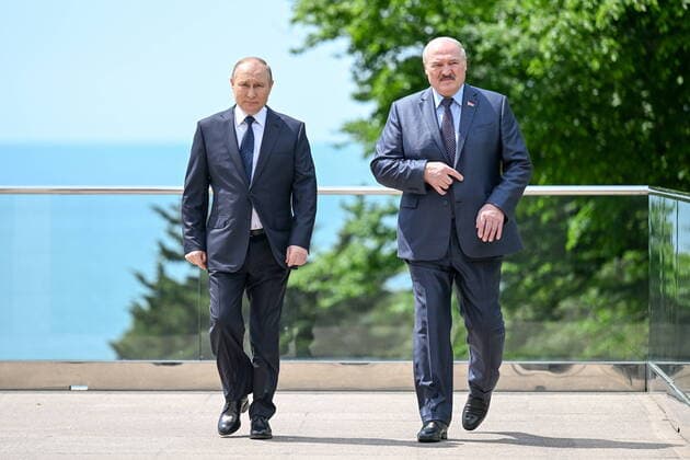 Bilder des Jahres 2022, News 05 Mai News Themen der Woche KW21 News Bilder des Tages SOCHI, RUSSIA - MAY 23, 2022: Russia s President Vladimir Putin (L) and his Belarusian counterpart Alexander Lukashenko hold a meeting at the Bocharov Ruchei residence. Ramil Sitdikov POOL TASS  TS132615