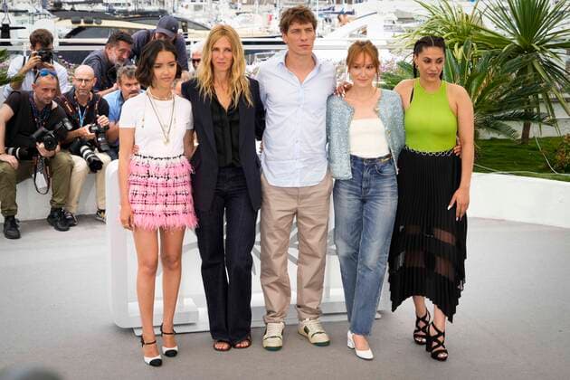 Foto IPP Daniele Cifala™ Cannes 23 05 2022 November (Novembre) Photocall - The 75th Annual Cannes Film Festival nella foto: Lyna Khoudri, Sandrine Kiberlain, Director CÃ dric Jimenez, Anais Demoustier and Sarah Afchain Italy Photo Press - World Copyright