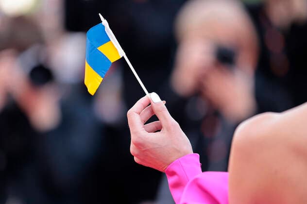 Gast mit Ukraine-Fahne bei der Premiere des Kinofilms Decision to Leave Heojil kyolshim auf dem Festival de Cannes 2022 75. Internationale Filmfestspiele von Cannes im Palais des Festivals. Cannes, 23.05.2022