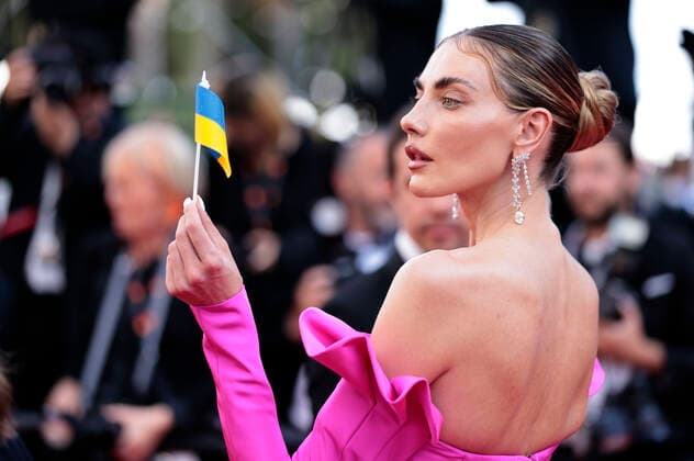 Entertainment Bilder des Tages Gast mit Ukraine-Fahne bei der Premiere des Kinofilms Decision to Leave Heojil kyolshim auf dem Festival de Cannes 2022 75. Internationale Filmfestspiele von Cannes im Palais des Festivals. Cannes, 23.05.2022