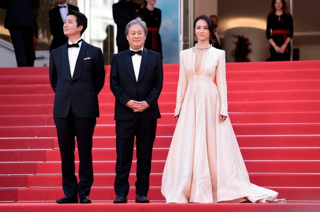 Park Hae-il, Park Chan-wook und Tang Wei bei der Premiere des Kinofilms Decision to Leave Heojil kyolshim auf dem Festival de Cannes 2022 75. Internationale Filmfestspiele von Cannes im Palais des Festivals. Cannes, 23.05.2022
