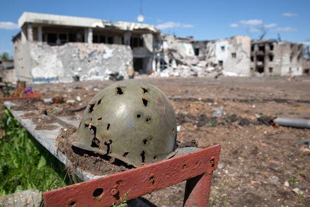 News Themen der Woche KW21 News Bilder des Tages LUGANSK REGION, UKRAINE - MAY 23, 2022: A bullet riddled helmet and the ruins of buildings destroyed due to hostilities in Novotoshkovskoye, which has been controlled by the Lugansk People s Republic since 24 April 2022. The Russian Armed Forces are carrying out a special military operation in Ukraine in response to requests from the leaders of the Donetsk People s Republic and Lugansk People s Republic for assistance. Alexander Reka TASS  TS1326C0