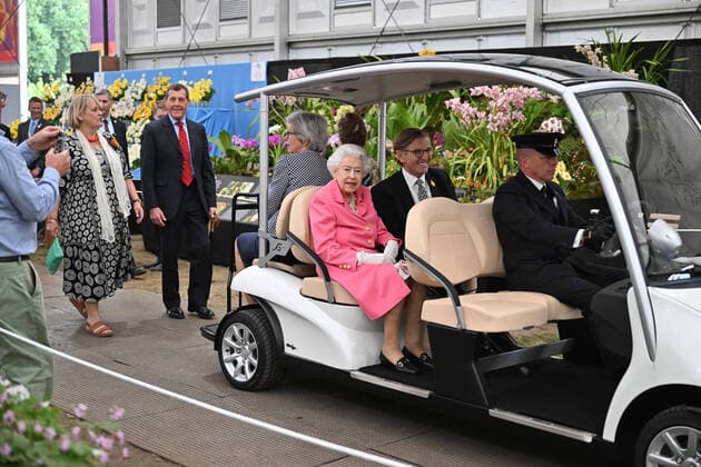 Entertainment Themen der Woche KW21 Entertainment Bilder des Tages . 23 05 2022. London, United Kingdom. Queen Elizabeth II uses a mobility buggy during a visit to the Chelsea Flower Show in London.  xPoolx xi-Imagesx IIM-23443-0002