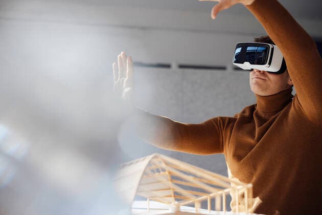 IMAGO Creative: 2022 Favoriten IMAGO Creative: Internationaler Tag der Architektur am 3. Oktober. Thema: Architektur zum Wohlfühlen Businessman wearing virtual reality simulator gesturing in office model released, Symbolfoto property released, JOSEF08743