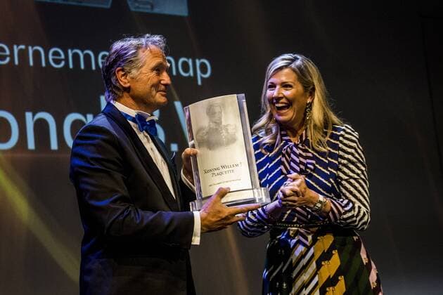 Entertainment Themen der Woche KW21 Entertainment Bilder des Tages Königin Maxima der Niederlande bei König Willem I Preisverleihung in Amsterdam 2022-05-23 21:20:16 GRONINGEN - Klaas Knot, president of De Nederlandsche Bank and chairman of the Koning Willem I Foundation and Queen Maxima presented the plaque for Sustainable Entrepreneurship to MUD Jeans during the presentation of the King Willem I prizes 2022 in the Groningen Forum. These company awards are awarded once every two years. ANP SIESE VEENSTRA netherlands out - belgium out *** 2022 05 23 21 20 16 GRONINGEN Klaas Knot, president of De Nederlandsche Bank and chairman of the Koning Willem I Foundation and Queen Maxima presented the plaque for Sustainable Entrepreneurship to MUD Jeans during the presentation of the King Willem I prizes 2022 in the Groningen Forum These company awards are awarded once every two years ANP SIESE  Copyright: xx x449141484x originalFilename: 449141484.jpg