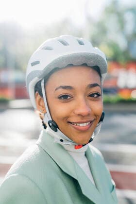 IMAGO Creative: Sport in der Stadt Smiling businesswoman wearing cycling helmet model released, Symbolfoto, MEUF05271