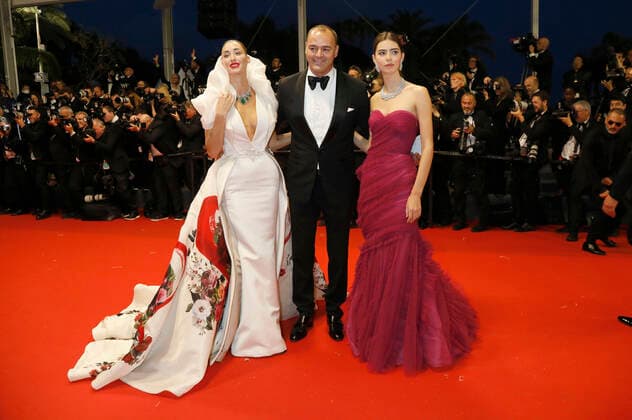 Internationale Filmfestspiele von Cannes, Crimes Of The Future Premiere Jessica Michel, Milutin Gatsby und Helena Gatsby bei der Premiere des Kinofilms Crimes of the Future auf dem Festival de Cannes 2022 75. Internationale Filmfestspiele von Cannes im Palais des Festivals. Cannes, 23.05.2022