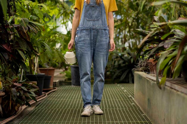 Creative Highlights Symbolbilder Young woman holding watering can standing in garden model released, Symbolfoto property released, SSGF00861