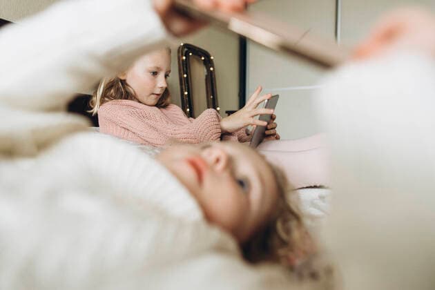 Creative Highlights Symbolbilder Girls using smart phones in bedroom at home model released, Symbolfoto property released, SIF00094