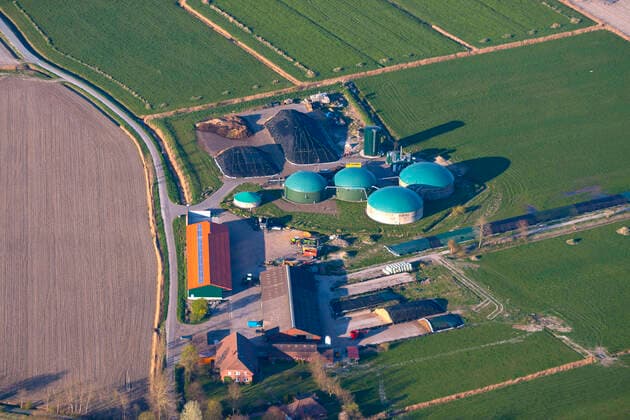 Agrarbetrieb mit Tierzucht und Biogasanlage, 18.04.2022, Luftbild, Deutschland, Niedersachsen, Butjadingen Stockbreeding farm with biogas plant, 04 18 2022, aerial view, Germany, Lower Saxony, Butjadingen BLWS667329 *** Agricultural enterprise with Animal breeding and biogas plant, 18 04 2022, aerial view, Germany, Lower Saxony, Butjadingen STOCKBREEDING Farm With Biogas plans 04 18 2022, Aerial view, Germany, Lower Saxony, Butjadingen BLWS667329 Copyright: xblickwinkel C.xKaiserx