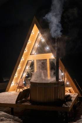 IMAGO Creative, Jahreszeit Winter, Wellness im Spa Illuminated house with hot tub at night model released, Symbolfoto property released, VPIF05918