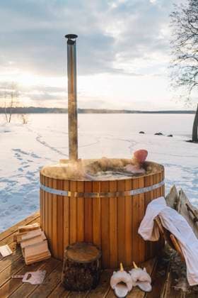 IMAGO Creative, Jahreszeit Winter, Wellness im Spa Woman taking hot water bath at sunrise in winter model released, Symbolfoto property released, VPIF05957