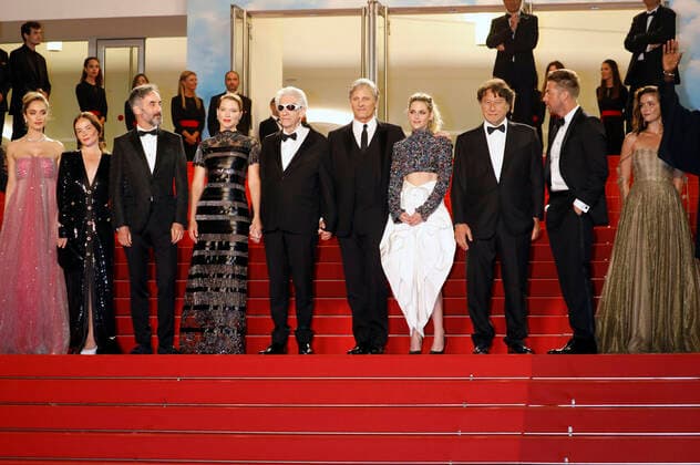 Internationale Filmfestspiele von Cannes, Crimes Of The Future Premiere Denise Capezza, Nadia Litz, Don McKellar, Lea Seydoux, David Cronenberg, Viggo Mortensen, Kristen Stewart, Robert Lantos, Victor Hadida und Lihi Kornowski bei der Premiere des Kinofilms Crimes of the Future auf dem Festival de Cannes 2022 75. Internationale Filmfestspiele von Cannes im Palais des Festivals. Cannes, 23.05.2022