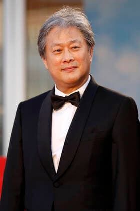 Park Chan-wook bei der Premiere des Kinofilms Decision to Leave Heojil kyolshim auf dem Festival de Cannes 2022 75. Internationale Filmfestspiele von Cannes im Palais des Festivals. Cannes, 23.05.2022