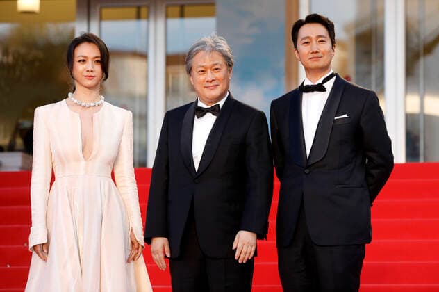 Tang Wei, Park Chan-wook und Park Hae-il bei der Premiere des Kinofilms Decision to Leave Heojil kyolshim auf dem Festival de Cannes 2022 75. Internationale Filmfestspiele von Cannes im Palais des Festivals. Cannes, 23.05.2022