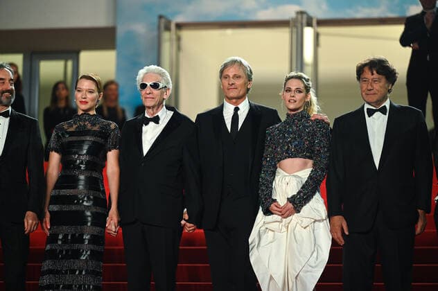 75eme Festival International du Film de Cannes. Montee des marches du film Crimes du futur . Festival de Cannes 2022 - The 75th annual Cannes film festival 2022 in Cannes - France - crimes of the future Red Carpet - Lea Seydoux; David Cronenberg; Viggo Moretensen; Kristen Stewart 280682 2022-05-23 Cannes France  Copyright: xMPPx STAR_280682_114