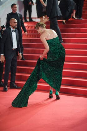 75eme Festival International du Film de Cannes. Montee des marches du film Crimes du futur . Festival de Cannes 2022 - The 75th annual Cannes film festival 2022 in Cannes - France - crimes of the future Red Carpet - Sharon Stone 280682 2022-05-23 Cannes France  Copyright: xMPPx STAR_280682_153