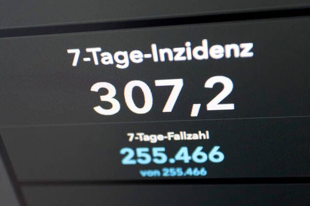 Dashboard des RKI, die 7-Tage-Inzidenz liegt nun bei 307,2 7-Tage-Inzidenz, Dashboard des RKI auf einem Monitor am 24.05.2022 in Siegen Deutschland.