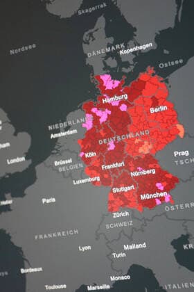 Dashboard des RKI, die 7-Tage-Inzidenz liegt nun bei 307,2 7-Tage-Inzidenz, Dashboard des RKI auf einem Monitor am 24.05.2022 in Siegen Deutschland.