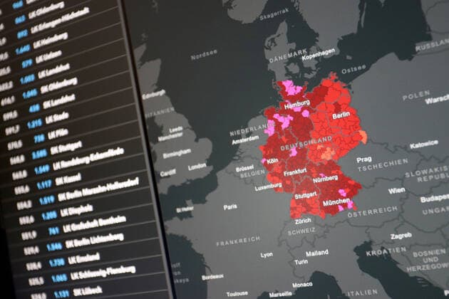 Dashboard des RKI, die 7-Tage-Inzidenz liegt nun bei 307,2 7-Tage-Inzidenz, Dashboard des RKI auf einem Monitor am 24.05.2022 in Siegen Deutschland.