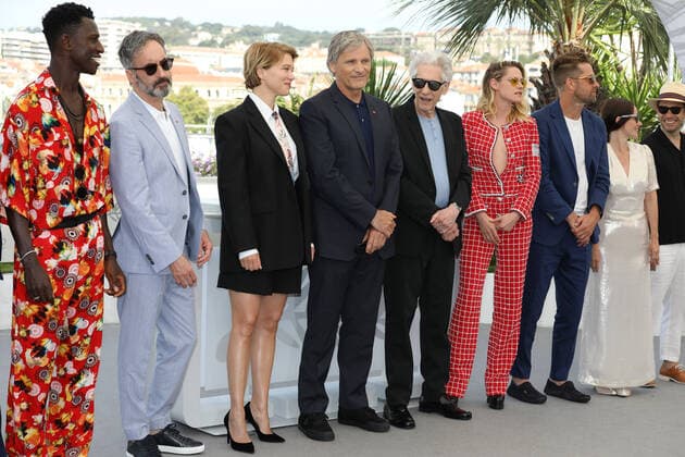 May 24, 2022, Cannes, Cote d Azur, France: Cast and crew including director DAVID CRONENBERG and actors LEA SEYDOUX, VIGGO MORTENSEN and KRISTEN STEWART attend the CRIMES OF THE FUTURE photocall during 75th annual Cannes Film Festival Cannes France - ZUMAc179 20220524_zep_c179_098 Copyright: xMickaelxChavetx