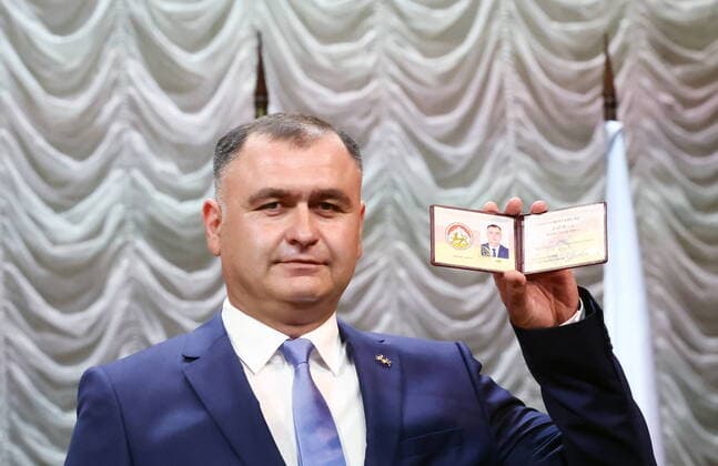 News Themen der Woche KW21 News Bilder des Tages SÃ¼dossetien, Vereidigung von PrÃ¤sident Alan Gagloyev in Zchinwali TSKHINVALI, SOUTH OSSETIA - MAY 24, 2022: South Ossetia s President-elect Alan Gagloyev demonstrates his certificate during his inauguration ceremony at Kosta Khetagurov Drama Theatre. Valery Sharifulin TASS  TS132775