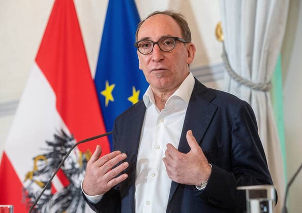 20220524 Pressekonferenz zu Impf- und Maskenpflicht WIEN, OESTERREICH - 24. MAI: Sozialminister Johannes Rauch (Gruene) bei einer Pressekonferenz zu Impf- und Maskenpflicht. Praesentation die Resultate nach eingehenden Diskussionen mit den beratenden Gremien im Bundeskanzleramt am 24. Mai 2022 in Wien, Oesterreich. 220524_SEPA_32_058 Copyright: xMartinxJuenx SEPAxMedia