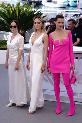 Internationale Filmfestspiele von Cannes, Crimes Of The Future Photocall Nadia Litz - Denise Capezza - Lihi Kornowski CELEBRITES : 75Ã me Festival de Cannes - Photocall du film Â« Crimes of the Future Â» - 24 05 2022 NorbertScanella Panoramic 