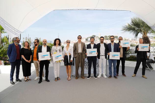 Nizam Namidar, Viola Fügen, Yorgos Tsourgiannis, Erol Babaoglu, Anita Juka, Selin Yeninci, Selahattin Pasali, Emin Alper, Ekin Koc, Erdem Senocak, Nadir Operli und Laurent Lavole beim Photocall zum Kinofilm Burning Days Kurak Günler auf dem Festival de Cannes 2022 75. Internationale Filmfestspiele von Cannes am Palais des Festivals. Cannes, 24.05.2022