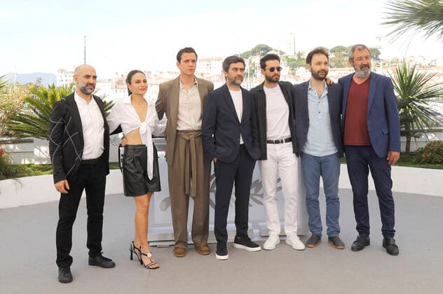 Erol Babaoglu, Selin Yeninci, Selahattin Pasali, Emin Alper, Ekin Koc, Erdem Senocak und Nizam Namidar beim Photocall zum Kinofilm Burning Days Kurak Günler auf dem Festival de Cannes 2022 75. Internationale Filmfestspiele von Cannes am Palais des Festivals. Cannes, 24.05.2022