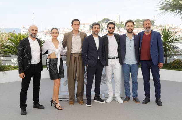 Erol Babaoglu, Selin Yeninci, Selahattin Pasali, Emin Alper, Ekin Koc, Erdem Senocak und Nizam Namidar beim Photocall zum Kinofilm Burning Days Kurak Günler auf dem Festival de Cannes 2022 75. Internationale Filmfestspiele von Cannes am Palais des Festivals. Cannes, 24.05.2022