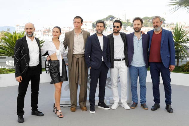Erol Babaoglu, Selin Yeninci, Selahattin Pasali, Emin Alper, Ekin Koc, Erdem Senocak und Nizam Namidar beim Photocall zum Kinofilm Burning Days Kurak Günler auf dem Festival de Cannes 2022 75. Internationale Filmfestspiele von Cannes am Palais des Festivals. Cannes, 24.05.2022