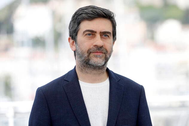 Emin Alper beim Photocall zum Kinofilm Burning Days Kurak Günler auf dem Festival de Cannes 2022 75. Internationale Filmfestspiele von Cannes am Palais des Festivals. Cannes, 24.05.2022