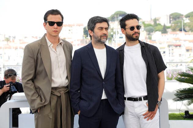 Selahattin Pasali, Emin Alper und Ekin Koc beim Photocall zum Kinofilm Burning Days Kurak Günler auf dem Festival de Cannes 2022 75. Internationale Filmfestspiele von Cannes am Palais des Festivals. Cannes, 24.05.2022