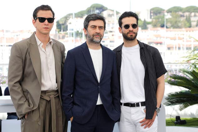 Selahattin Pasali, Emin Alper und Ekin Koc beim Photocall zum Kinofilm Burning Days Kurak Günler auf dem Festival de Cannes 2022 75. Internationale Filmfestspiele von Cannes am Palais des Festivals. Cannes, 24.05.2022