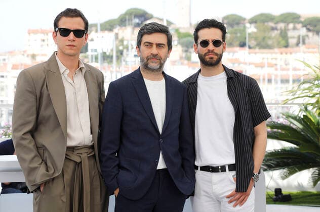 Selahattin Pasali, Emin Alper und Ekin Koc beim Photocall zum Kinofilm Burning Days Kurak Günler auf dem Festival de Cannes 2022 75. Internationale Filmfestspiele von Cannes am Palais des Festivals. Cannes, 24.05.2022