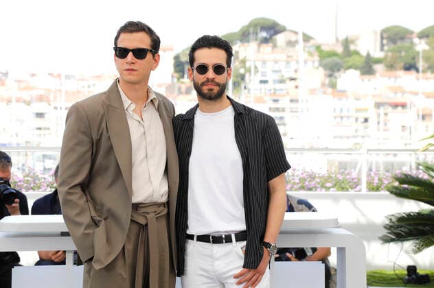 Selahattin Pasali und Ekin Koc beim Photocall zum Kinofilm Burning Days Kurak Günler auf dem Festival de Cannes 2022 75. Internationale Filmfestspiele von Cannes am Palais des Festivals. Cannes, 24.05.2022