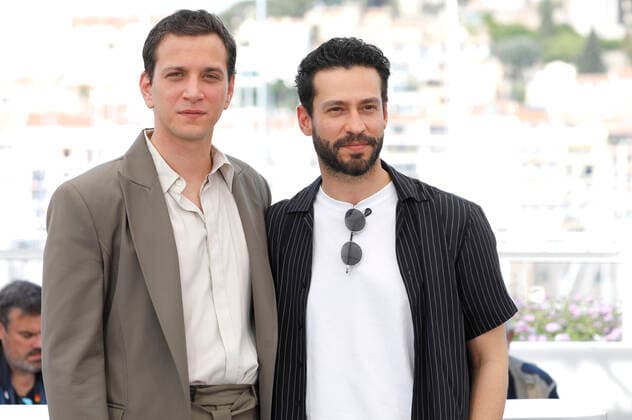 Selahattin Pasali und Ekin Koc beim Photocall zum Kinofilm Burning Days Kurak Günler auf dem Festival de Cannes 2022 75. Internationale Filmfestspiele von Cannes am Palais des Festivals. Cannes, 24.05.2022