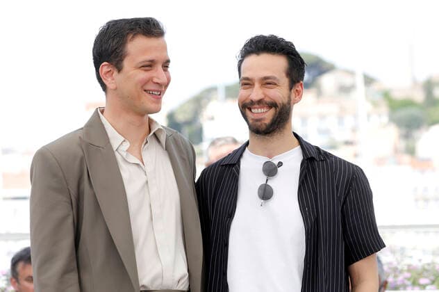 Selahattin Pasali und Ekin Koc beim Photocall zum Kinofilm Burning Days Kurak Günler auf dem Festival de Cannes 2022 75. Internationale Filmfestspiele von Cannes am Palais des Festivals. Cannes, 24.05.2022