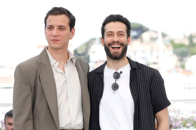 Selahattin Pasali und Ekin Koc beim Photocall zum Kinofilm Burning Days Kurak Günler auf dem Festival de Cannes 2022 75. Internationale Filmfestspiele von Cannes am Palais des Festivals. Cannes, 24.05.2022