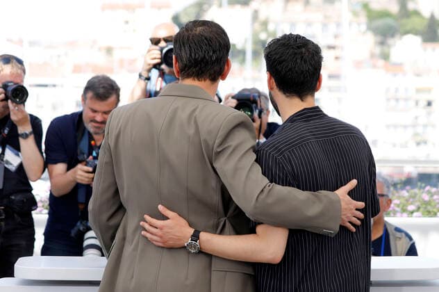 Selahattin Pasali und Ekin Koc beim Photocall zum Kinofilm Burning Days Kurak Günler auf dem Festival de Cannes 2022 75. Internationale Filmfestspiele von Cannes am Palais des Festivals. Cannes, 24.05.2022