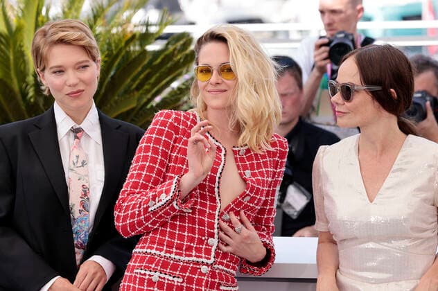 Lea Seydoux, Kristen Stewart und Nadia Litz beim Photocall zum Kinofilm Crimes of the Future auf dem Festival de Cannes 2022 75. Internationale Filmfestspiele von Cannes am Palais des Festivals. Cannes, 24.05.2022