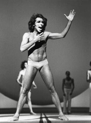 Jorge Donn, 1983 Dancer Jorge Donn performing the ballet Messe pour le temps futur , choreographed by Maurice BÃ©jart and performed at the Palais des CongrÃ¨s in Paris in December 1983. Photo Jacques Loew Copyright: xJacquesxLoew Photo12x LWE19A00_349