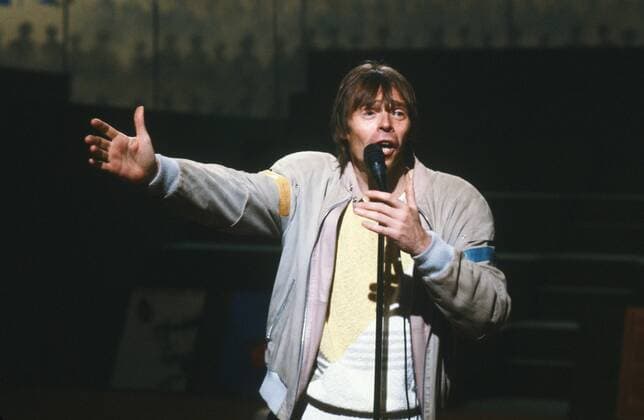 Pierre Bachelet, c.1985 French singer Pierre Bachelet on a TV show ca.1985. Photo Jacques Loew Copyright: xJacquesxLoew Photo12x LWE21A00_028