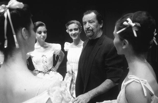 Maurice BÃ©jart, 1989 The French choreographer Maurice BÃ©jart with young classical dancers from the BÃ©jart Ballet Lausanne. 1989 Photo Jacques Loew Copyright: xJacquesxLoew Photo12x LWE21A00_066