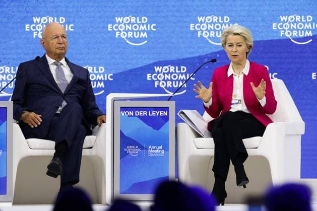 Bilder des Jahres 2022, News 05 Mai News Themen der Woche KW21 News Bilder des Tages (220524) -- DAVOS, May 24, 2022 -- European Commission President Ursula von der Leyen (R) talks with Klaus Schwab, founder and executive chairman of the World Economic Forum (WEF), at the WEF Annual Meeting 2022 in Davos, Switzerland, May 24, 2022. The WEF Annual Meeting 2022 is held here from May 22 to 26. ) SWITZERLAND-DAVOS-WORLD ECONOMIC FORUM ZhengxHuansong 