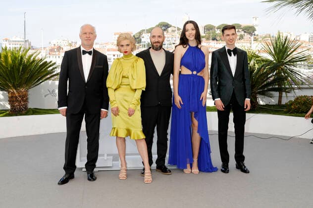 Vlad Ivanov, Mara Bugarin, Alexandru Belc, Mara Vicol und Serban Lazarovici beim Photocall zum Kinofilm Metronom auf dem Festival de Cannes 2022 75. Internationale Filmfestspiele von Cannes am Palais des Festivals. Cannes, 24.05.2022