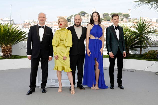 Vlad Ivanov, Mara Bugarin, Alexandru Belc, Mara Vicol und Serban Lazarovici beim Photocall zum Kinofilm Metronom auf dem Festival de Cannes 2022 75. Internationale Filmfestspiele von Cannes am Palais des Festivals. Cannes, 24.05.2022
