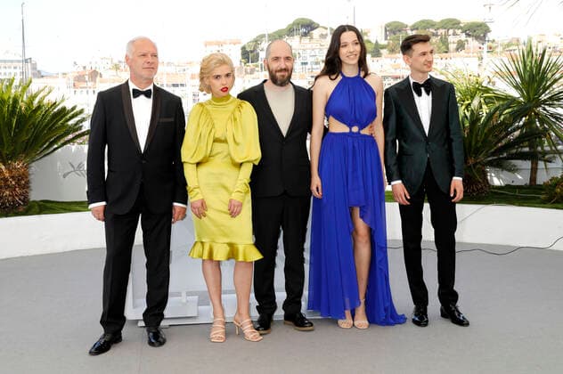 Vlad Ivanov, Mara Bugarin, Alexandru Belc, Mara Vicol und Serban Lazarovici beim Photocall zum Kinofilm Metronom auf dem Festival de Cannes 2022 75. Internationale Filmfestspiele von Cannes am Palais des Festivals. Cannes, 24.05.2022
